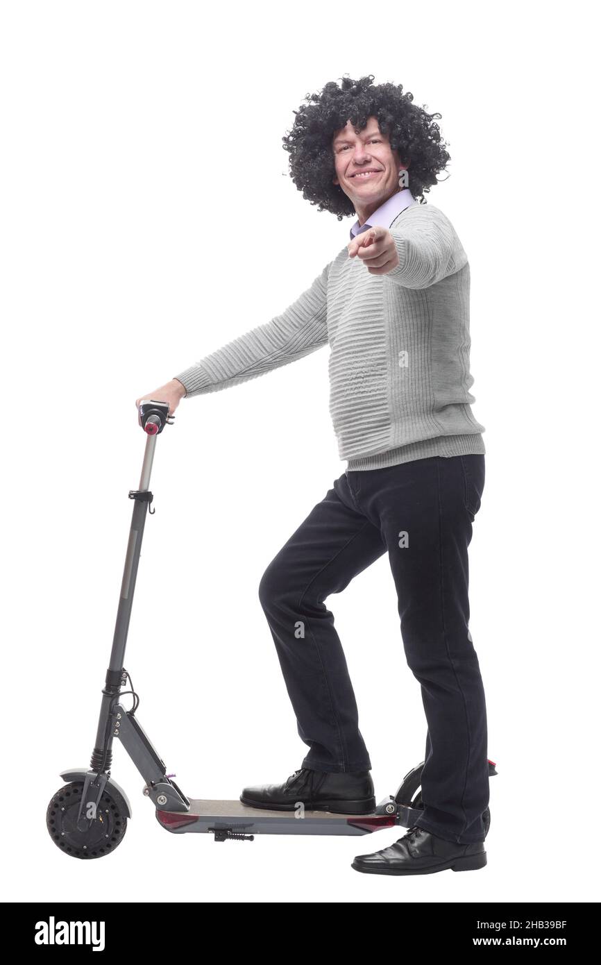 en pleine croissance. homme joyeux avec un scooter électrique. Banque D'Images