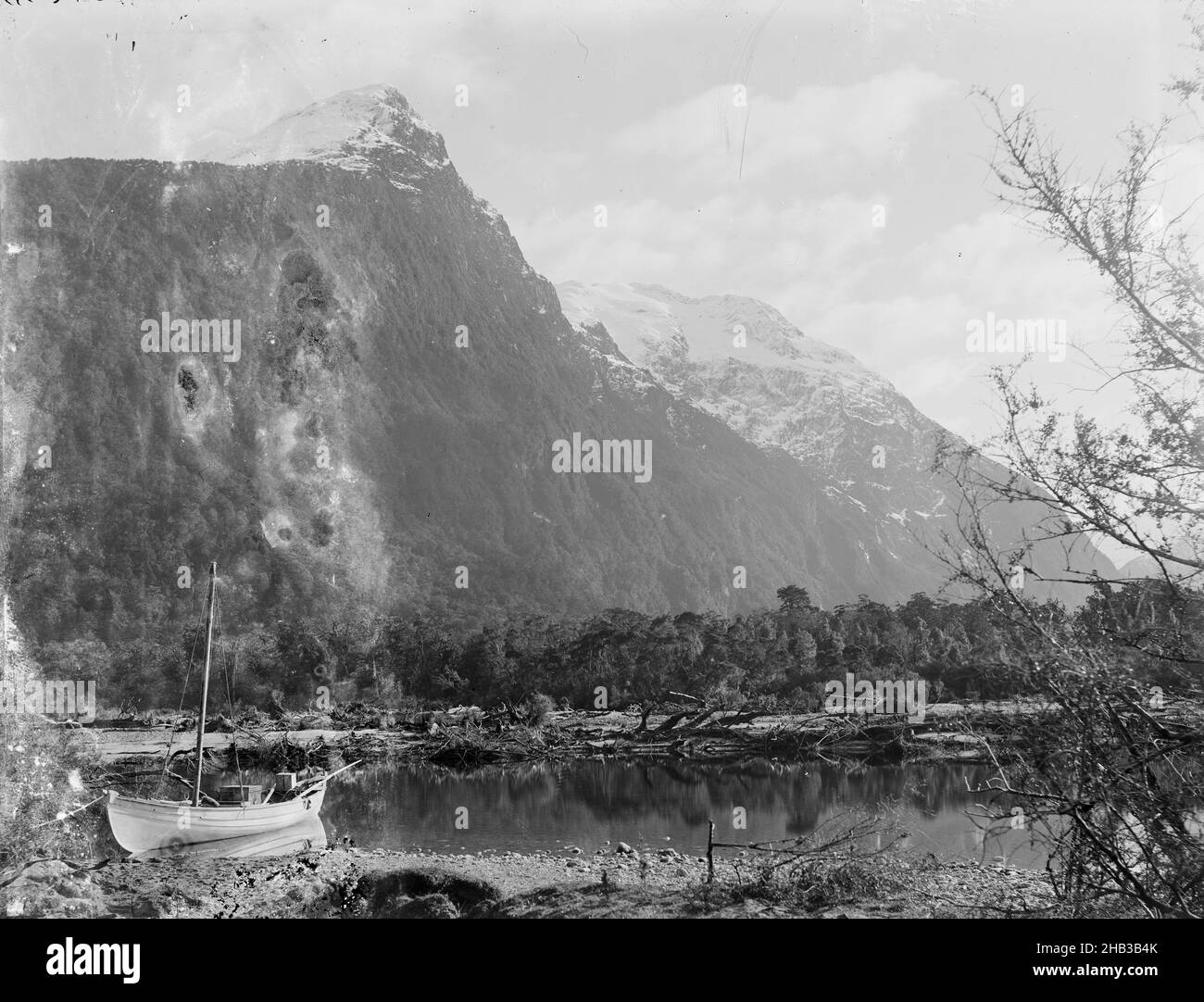 [Dome Range, Southwest Arm, Middle Fiord, Lake te Anau], studio Burton Brothers,Studio de photographie, 1889, Dunedin, photographie en noir et blanc Banque D'Images