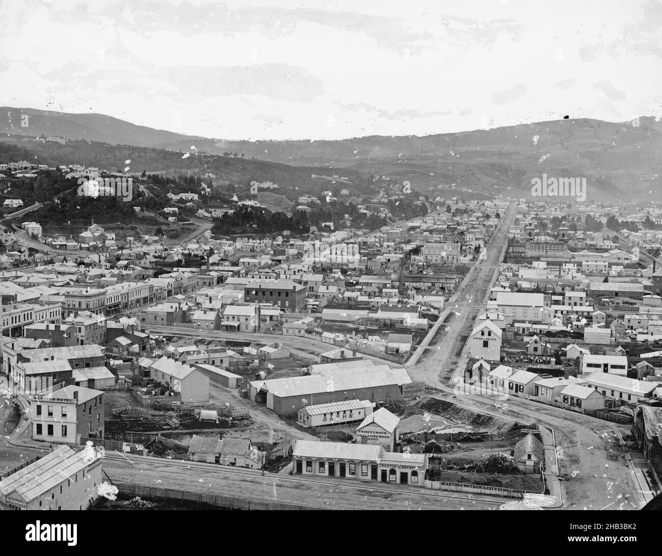 Dunedin de First Church Spire, studio Burton Brothers, studio de photographie, 1874, Dunedin,Photographie en noir et blanc, vue du centre-ville Dunedin - Octagon visible sur la gauche, George Street au premier plan Banque D'Images