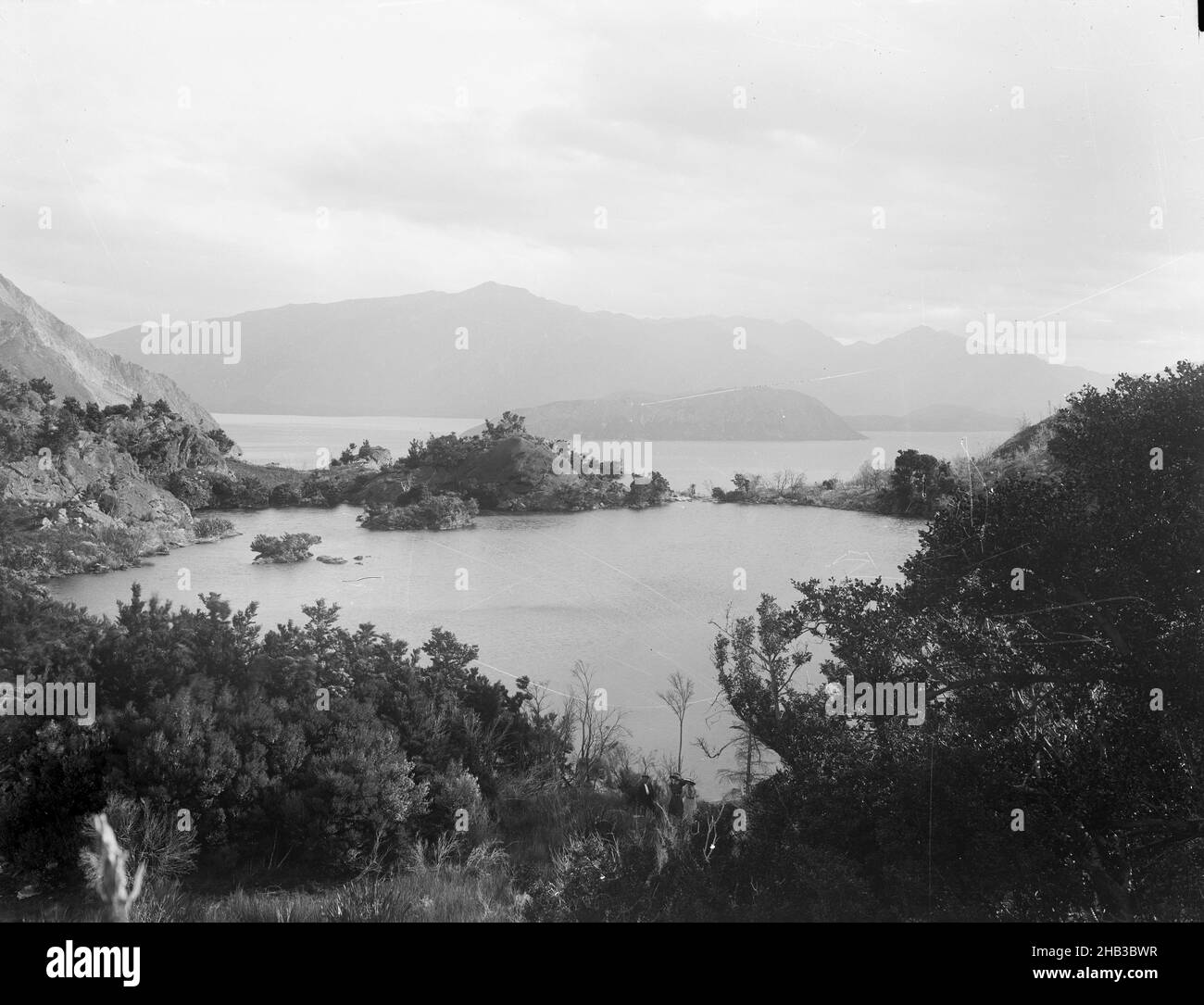 [Paradise Lake, Pidgeon Island, Lake Wanaka], studio Burton Brothers, studio de photographie,Nouvelle-Zélande, photographie en noir et blanc Banque D'Images