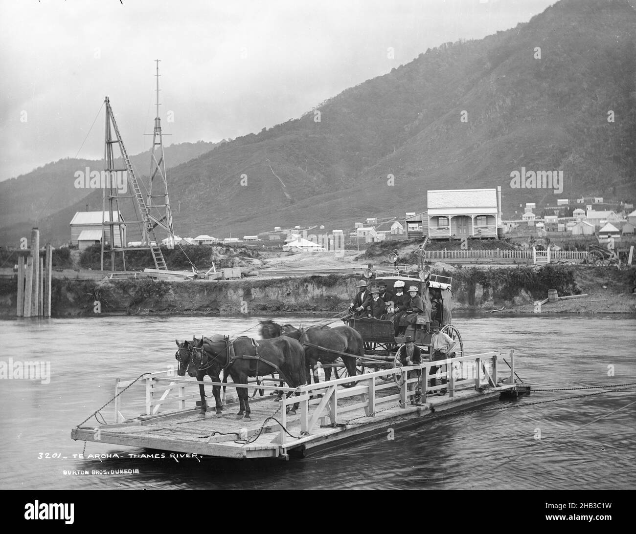 Te Aroha, Thames [Waihou] River, Burton Brothers studio, studio de photographie, vers 1884,Dunedin, photographie en noir et blanc, autocar à cheval traversant la Tamise sur un punt Banque D'Images