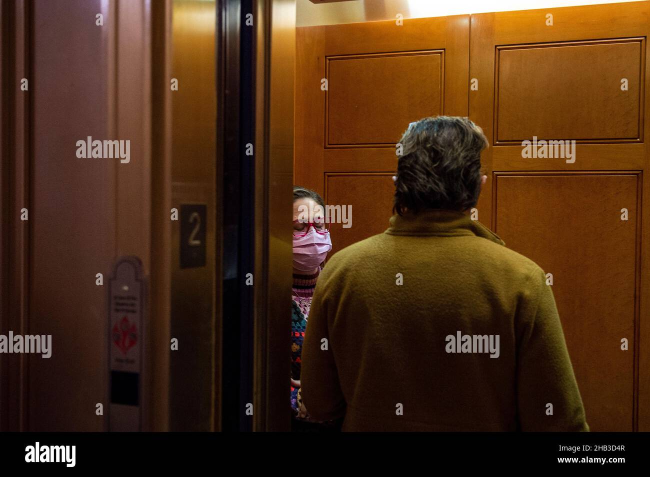 Washington, Vereinigte Staaten.16th décembre 2021.Le sénateur américain Kyrsten Sinema (démocrate de l’Arizona) monte en ascenseur devant la chambre du Sénat lors d’un vote au Capitole des États-Unis à Washington, DC, le jeudi 16 décembre 2021.Credit: Rod Lamkey/CNP/dpa/Alay Live News Banque D'Images