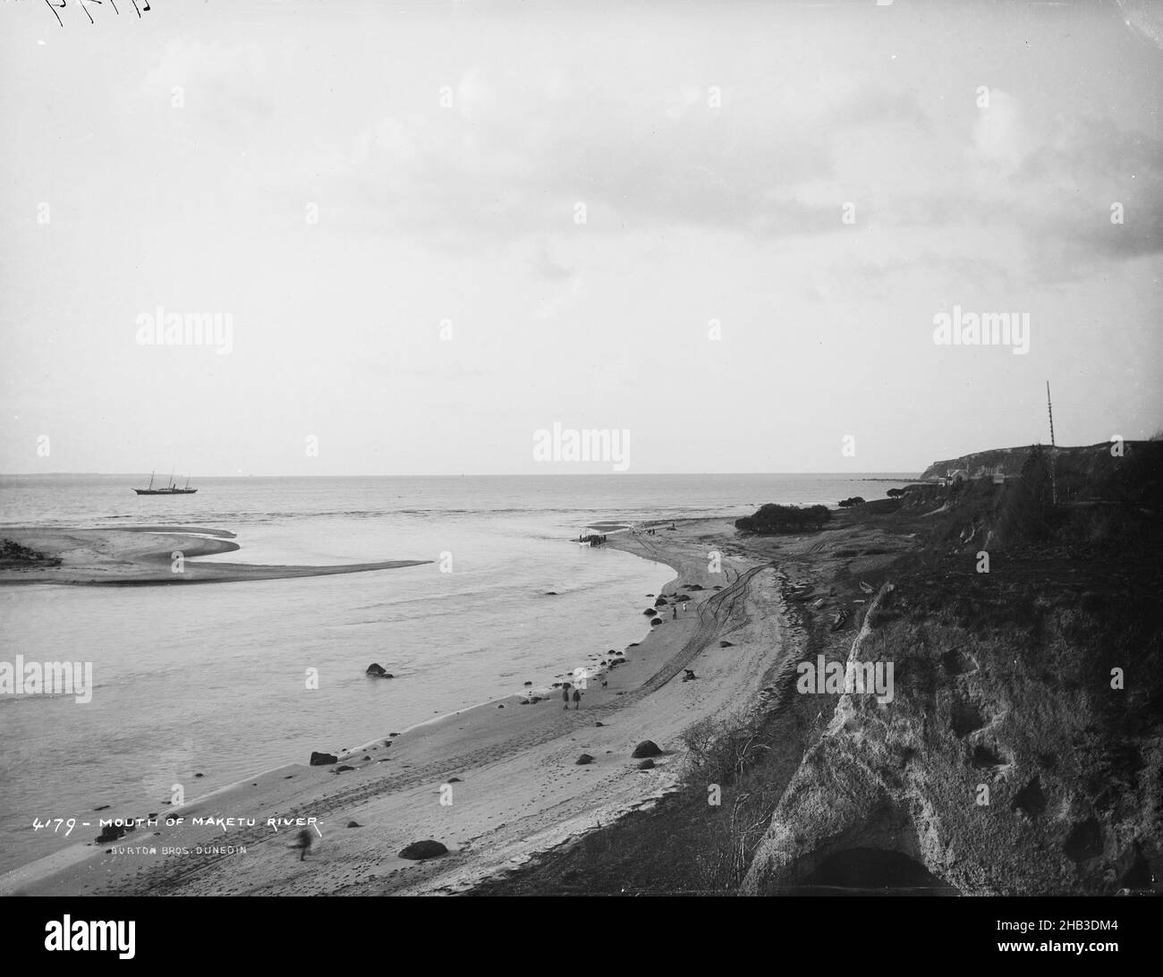 Embouchure de la rivière Maketu, studio Burton Brothers, studio de photographie, 1886, Dunedin,Photographie en noir et blanc, entrée de la rivière montrant l'endroit où le canoë Arawa a atterri, les premiers habitants d'Hawaiki, Maketu Banque D'Images