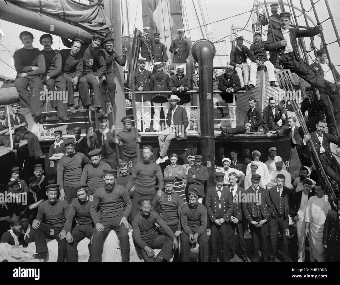 Ships Company 2nd Trip, studio Burton Brothers, studio de photographie, juillet 1884, Nouvelle-Zélande,Photographie en noir et blanc, équipe de gros navires sur les ponts supérieurs.Tout en uniforme.Certains sont assis la plupart debout ou pendant des cordes (à droite Banque D'Images
