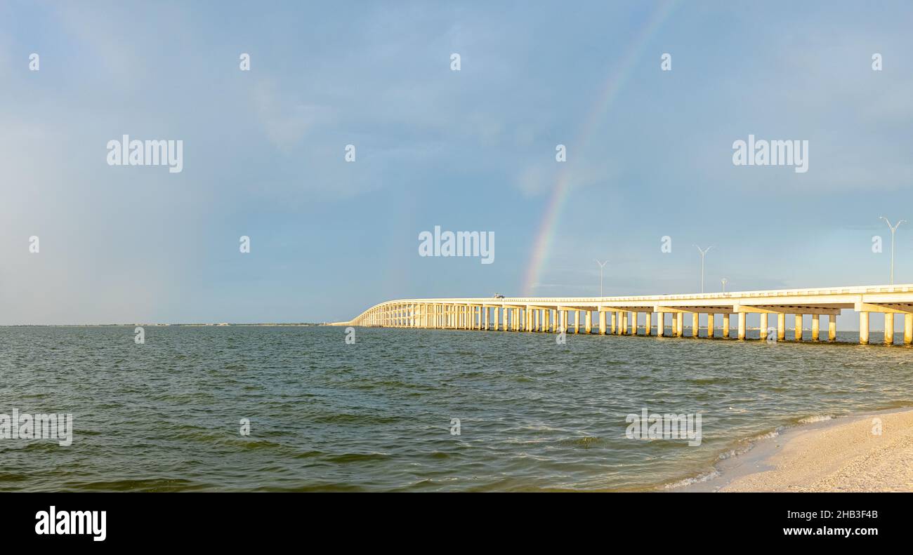 Rockport, Texas, États-Unis - 18 septembre 2021 : le Lyndon B Johnson Causeway avec un arc-en-ciel en arrière-plan Banque D'Images