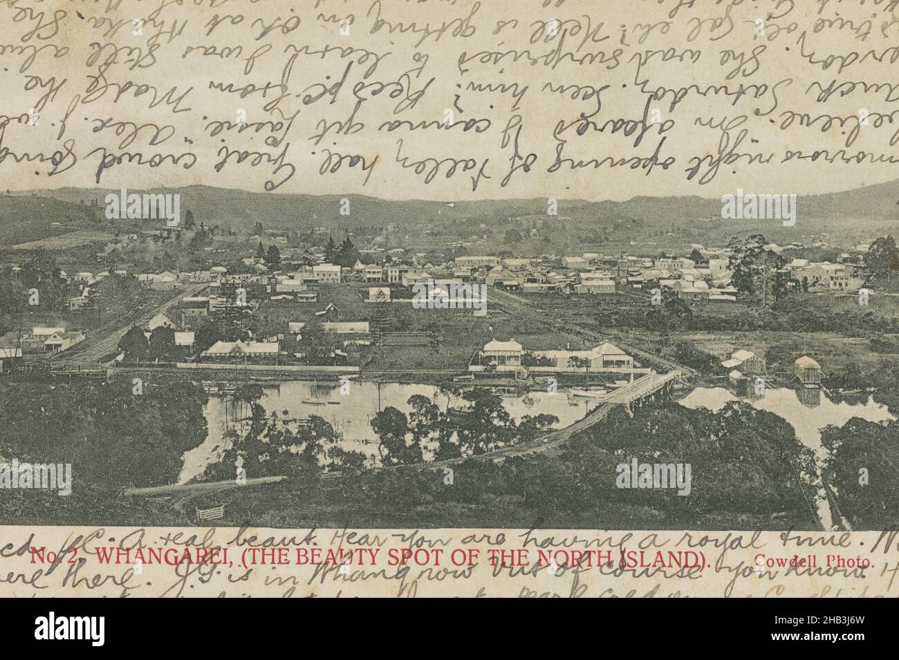 Whangarei (The Beauty Spot of the North Island), studio Muir & Moodie, éditeur, 1900-1903, Dunedin, collotype,Vue depuis la colline du canton, la route menant à la ville est en vue au premier plan.Aussi en vue au premier plan sont les eaux de rivière et le pont qui les traverse Banque D'Images