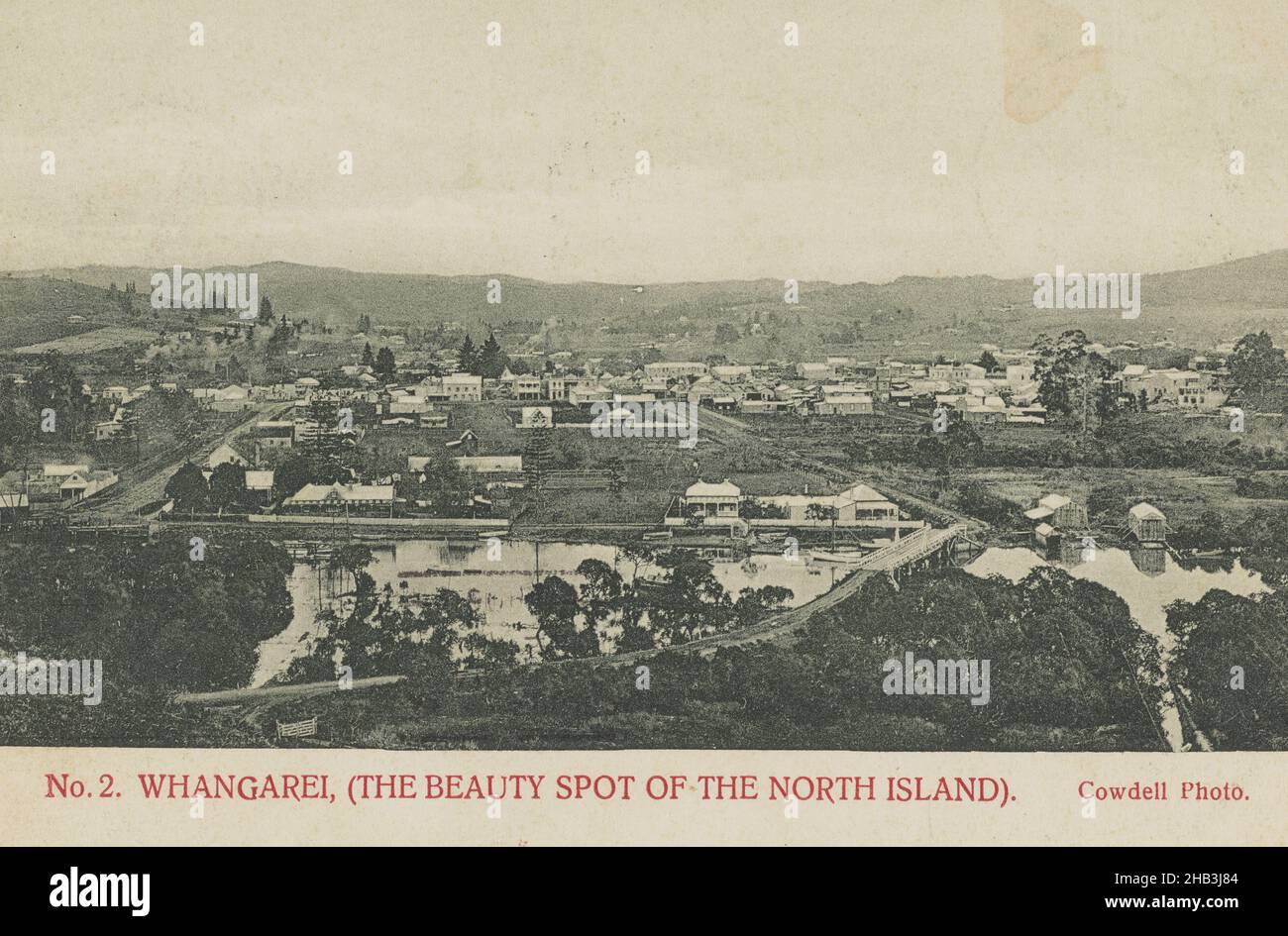 Whangarei (The Beauty Spot of the North Island), studio Muir & Moodie, éditeur, 1900-1903, Dunedin, collotype,Vue depuis la colline du canton, la route menant à la ville est en vue au premier plan.Aussi en vue au premier plan sont les eaux de rivière et le pont qui les traverse Banque D'Images