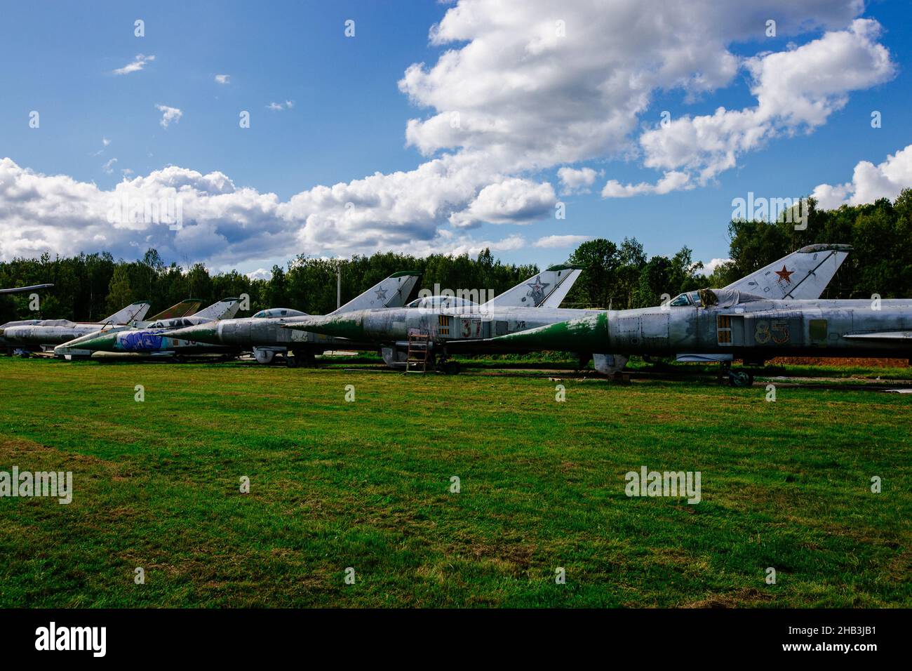 Vieux avions de chasse militaires soviétiques cassés dans un aérodrome abandonné, Banque D'Images