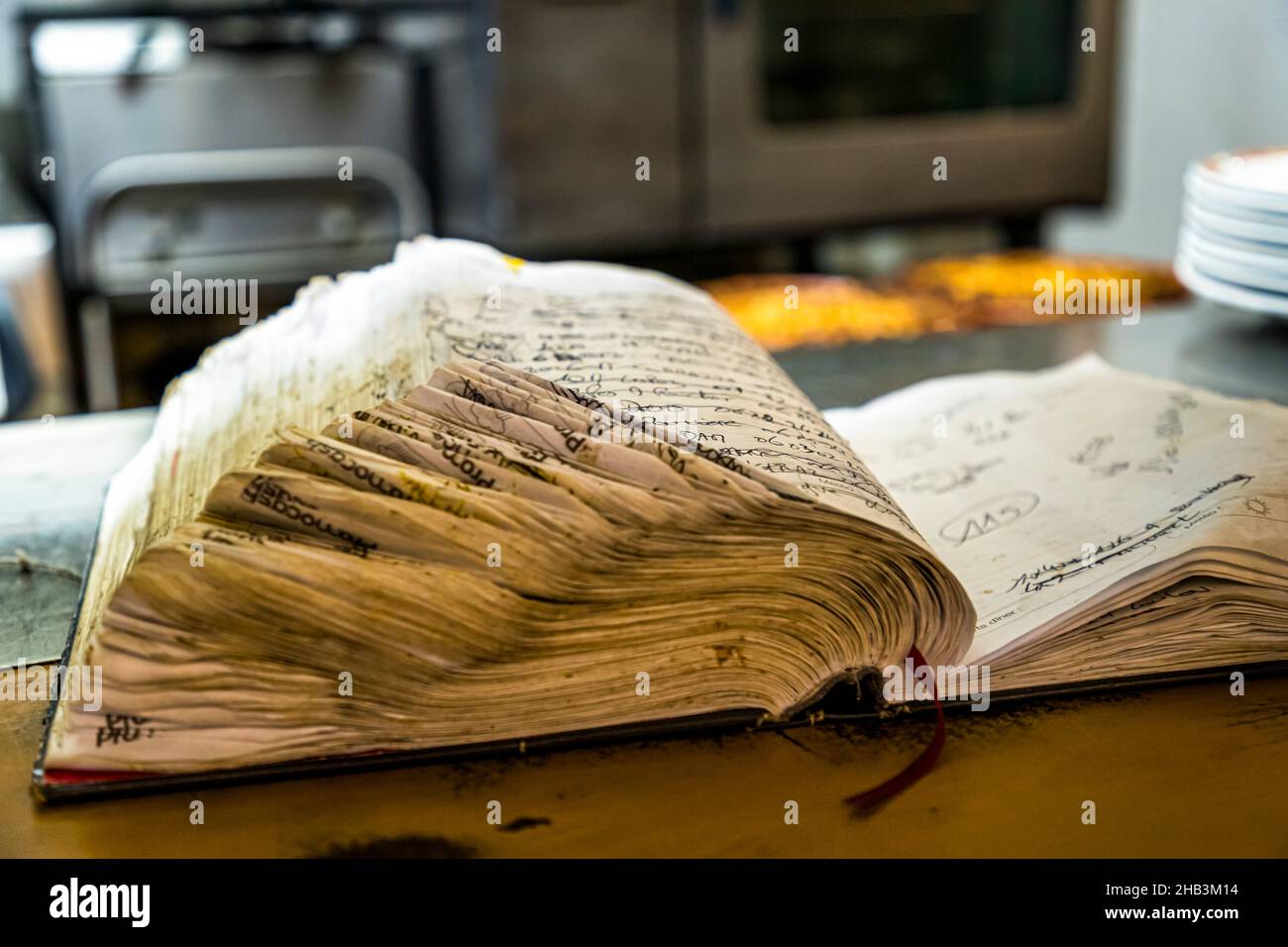 Le carnet de réservation de l'Hostellerie Etienne, où vous trouverez le célèbre Cassoulet Imperial à Labastide-d'Anjou, en France Banque D'Images