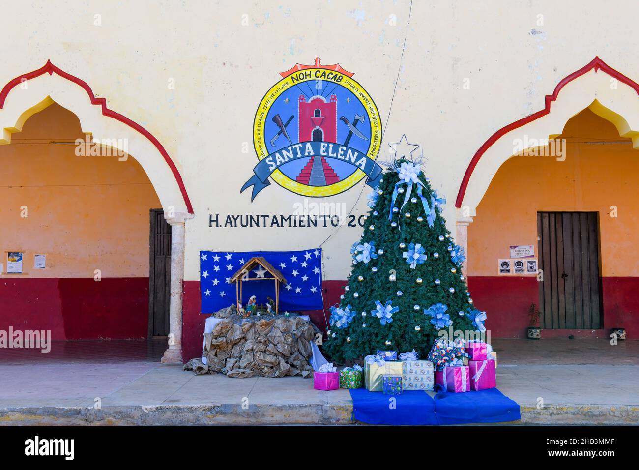 Arbre de Noël décoré dans la ville de Santa Eelena, Yucatan, Mexique Banque D'Images
