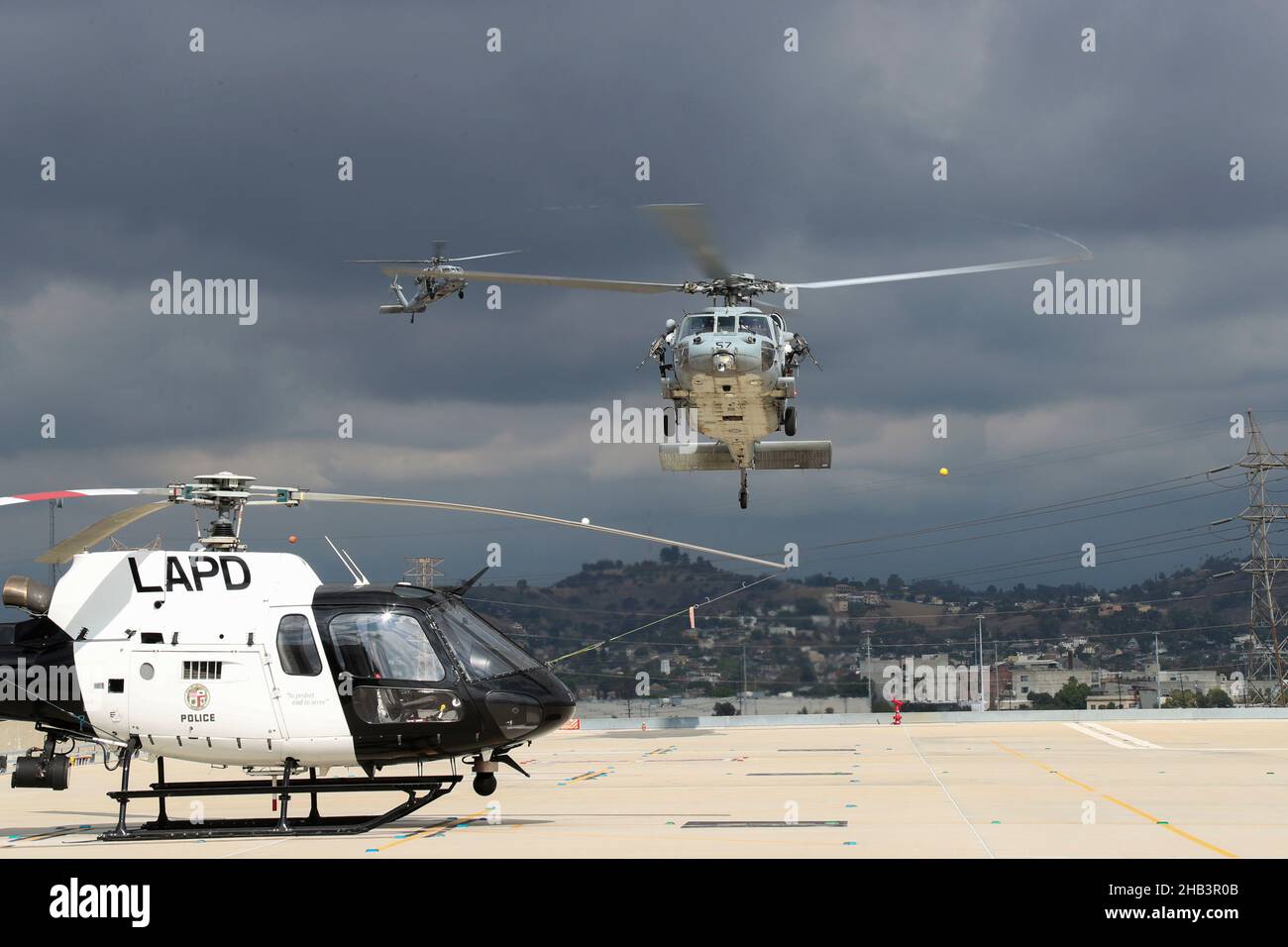 211023-N-OP825-1023 LOS ANGELES (NOV23, 2021) un hélicoptère MH-60s Knighthawk de l'escadron de combat en mer (HSC) 23 « Wildcards » pour un atterrissage lors d'un vol d'entraînement tactique au service de police de Los Angeles Hooper Heliport à l'appui des exercices du Programme de préparation avancée des hélicoptères (HARP), novembre 23.(É.-U.Photo marine par Spécialiste des communications de masse 3rd classe Erica Higa) Banque D'Images