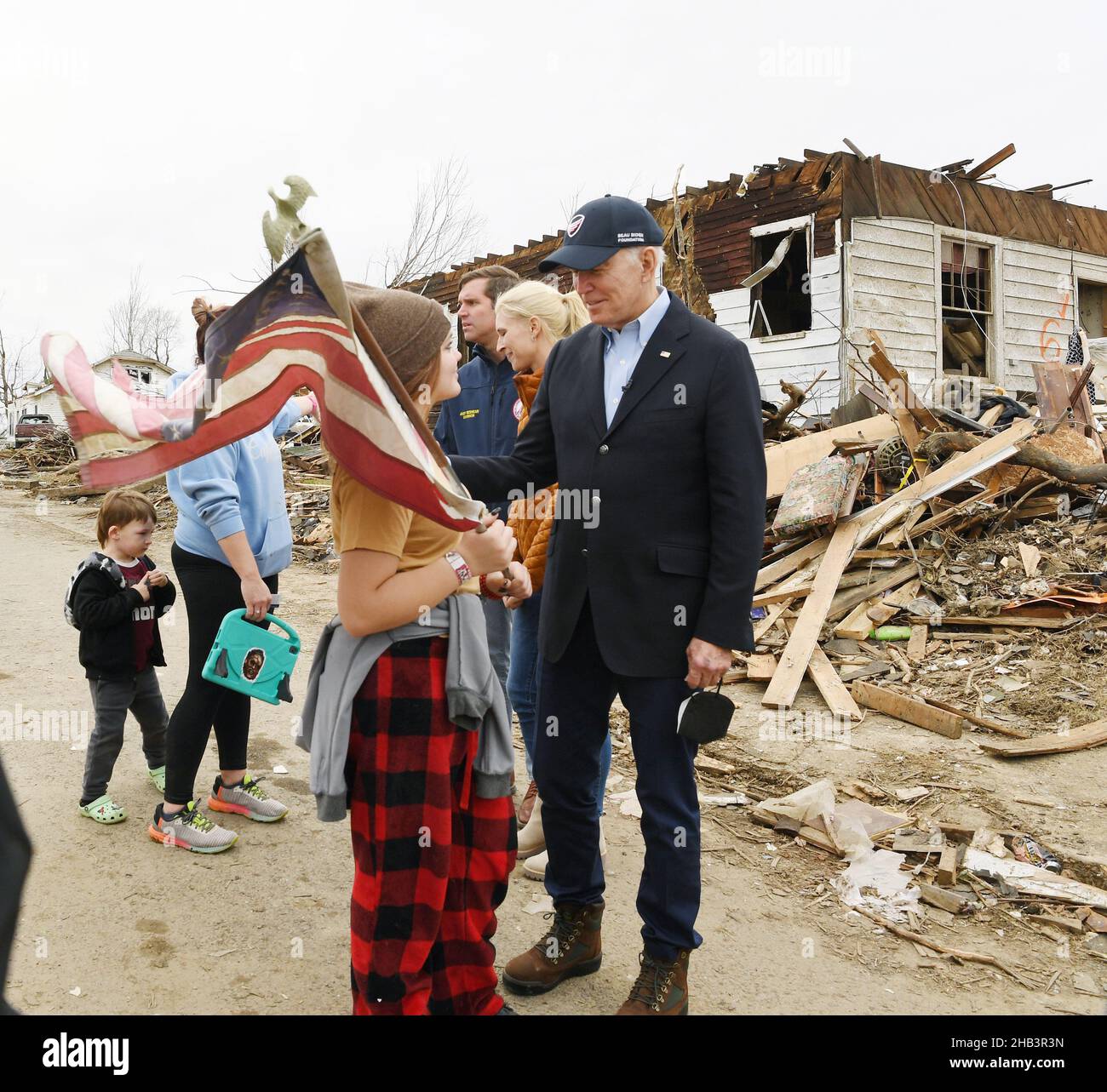 Dawson Springs, KY, États-Unis--le 15 décembre 2021--le président Joe Biden salue une jeune fille dans un quartier touché par les récentes tornades qui se sont produites le 10 décembre 2021.Jocelyn Augustino/FEMA Banque D'Images