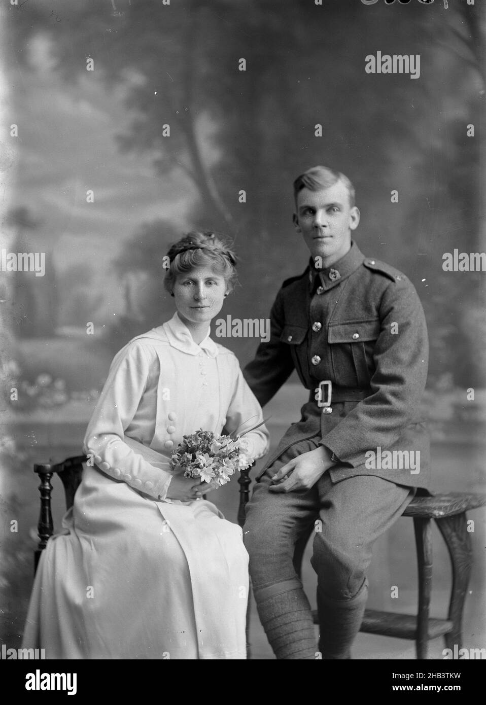 James Arthur Hoverd et sa mariée Florence Lilian Davies, Berry & Co, studio de photographie, 20 juillet 1918, Wellington,Portrait de mariage du soldat James Arthur Hoverd et de Florence Lilian Hoverd Banque D'Images