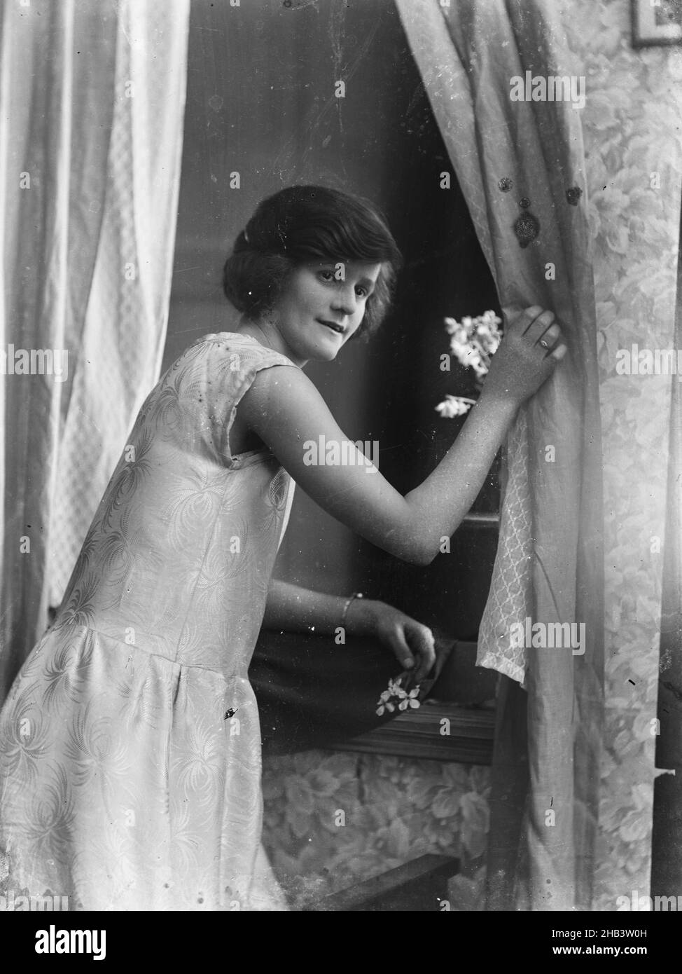 Portrait d'une femme à une fenêtre, Berry & Co, photographe, vers 1920s, Wellington Banque D'Images