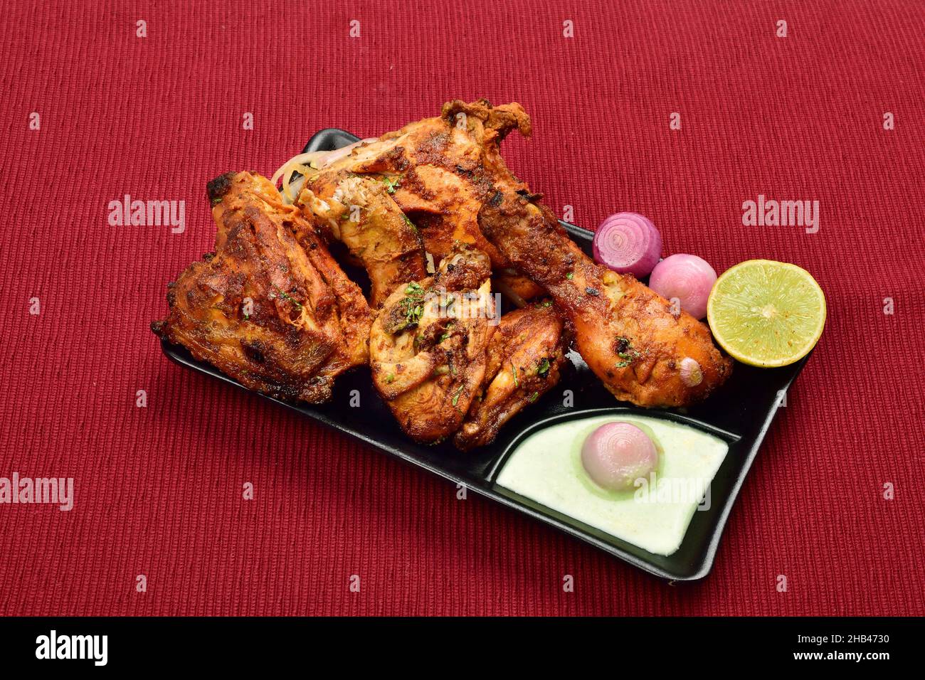 poulet tandoori avec oignon citron et chutney Banque D'Images