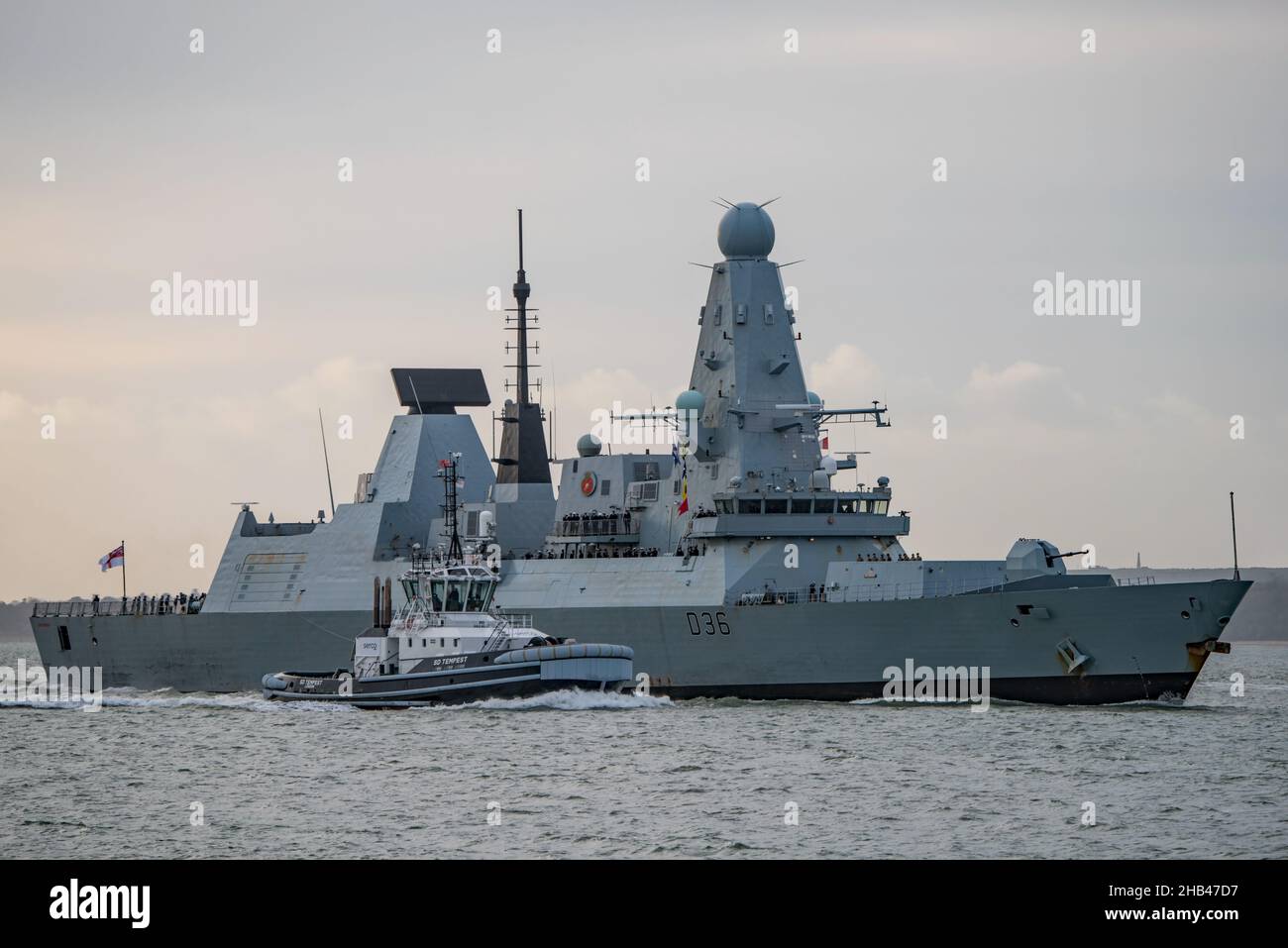 HMS Defender (D36) est retourné à Portsmouth (Royaume-Uni) le 9/12/2021.Le destroyer de défense aérienne était l'une des unités du groupe de grève des transporteurs déployé dans l'Indo-Pacifique. Banque D'Images