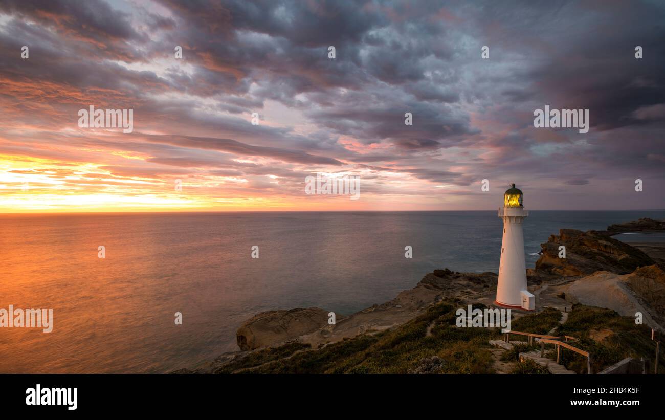 Le phare de Castle point, situé près du village de Castlepoint, dans la région de Wellington, dans le nord de l'île de Nouvelle-Zélande Banque D'Images