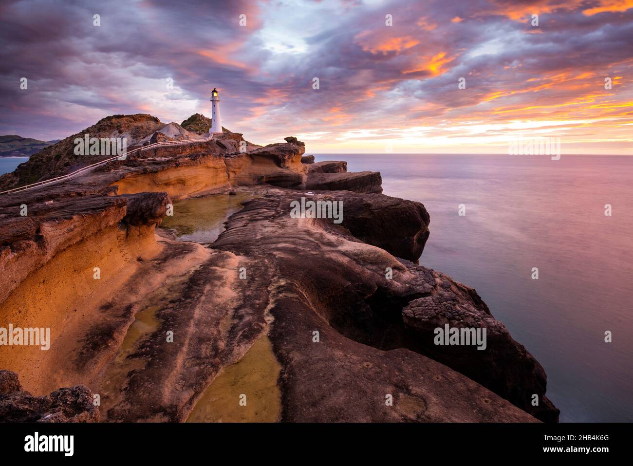 Le phare de Castle point, situé près du village de Castlepoint, dans la région de Wellington, dans le nord de l'île de Nouvelle-Zélande Banque D'Images