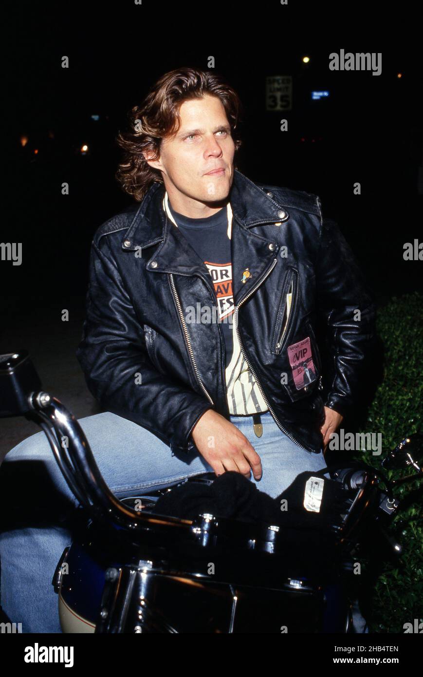 Scott McGinnis à l'occasion de la « Love Ride IV » Motorcycle Ride to Benefit the Muscular Dystrophy Association, le 8 novembre 1987, à la Harley-Davidson de Glendale, à Glendale, en Californie.Crédit: Ralph Dominguez/MediaPunch Banque D'Images
