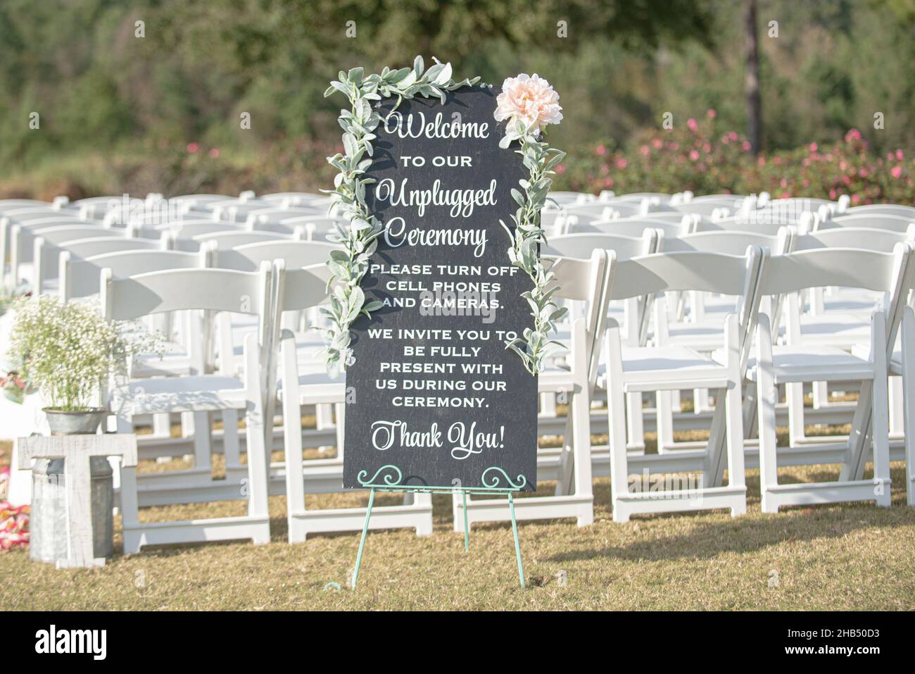 Signe de cérémonie de mariage sans fil avec rose lors d'un mariage en plein air Banque D'Images