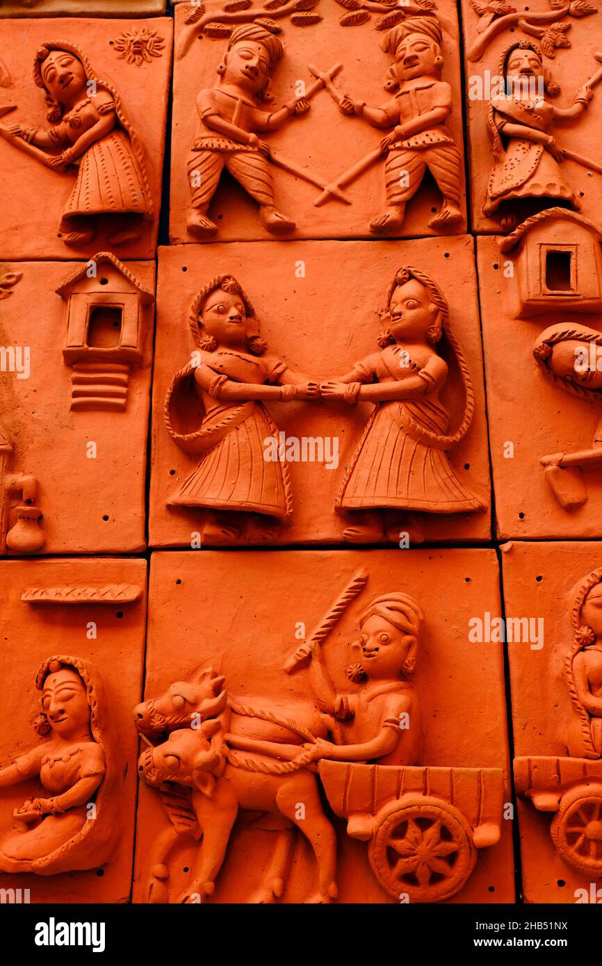 Pune , 11 décembre 2021 : œuvres d'art en terre cuite au salon de l'artisanat de Pune.Belle sculpture en terre cuite de dieu hindou figure sur le carreau, art de relief Banque D'Images