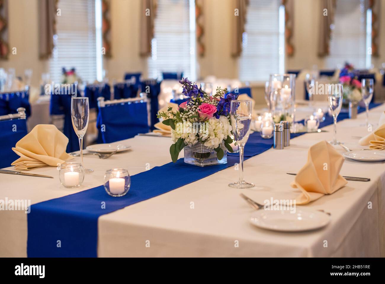 Décor bleu réception de mariage Réglage de la table Banque D'Images