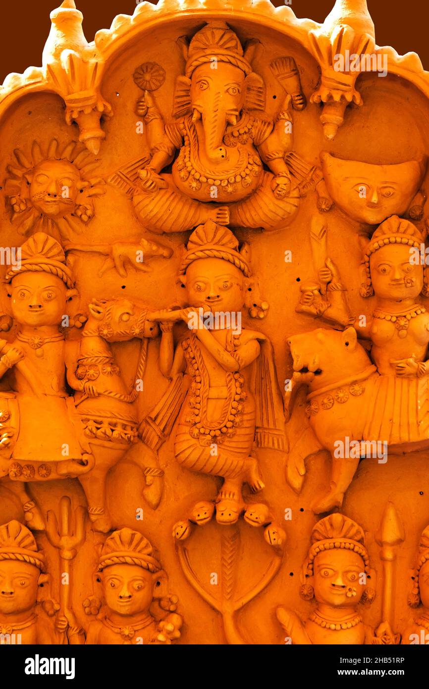 Pune , 11 décembre 2021 : œuvres d'art en terre cuite au salon de l'artisanat de Pune.Belle sculpture en terre cuite de dieu hindou figure sur le carreau, art de relief Banque D'Images