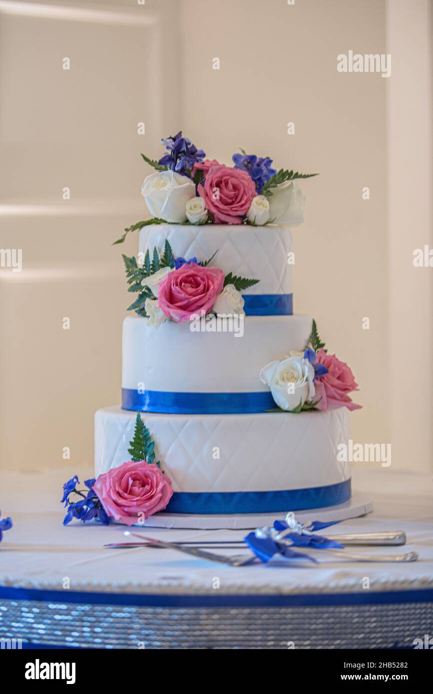 L'étage Supérieur D'un Gâteau De Mariage Rose Et Blanc Composé De Gâteaux De Tasse Et Décoré Avec Un Ruban Rose Et Roses. Dorset, UK 2009 Photo Stock - Alamy
