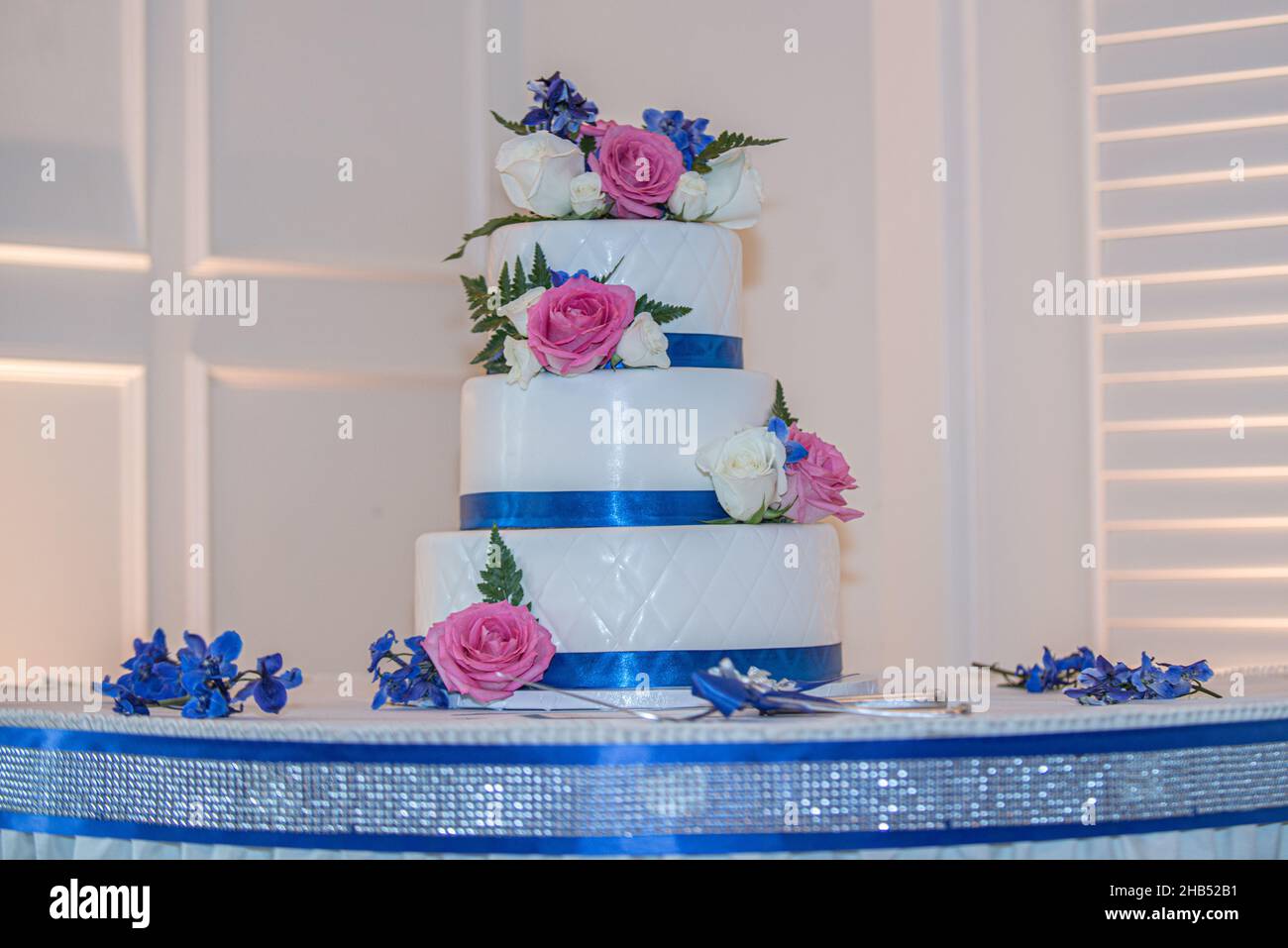 Magnifique Gateau De Mariage Rose Et Blanc Ruban Bleu Photo Stock Alamy