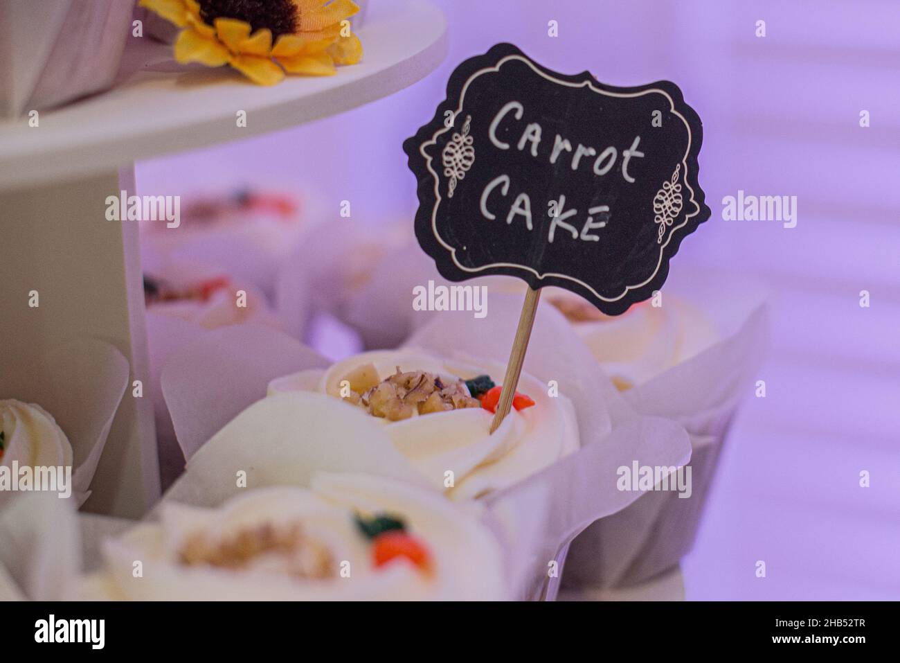 Gâteau aux carottes, petits gâteaux avec enseigne au bar à desserts Banque D'Images