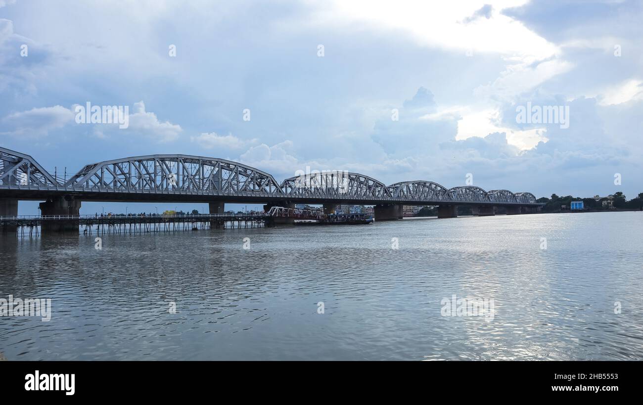 Vue sur Vivekananda Setu ou Bally Bridge sur le fleuve Hoogly depuis le temple de Dakshineswar Kali, Kolkata, Bengale occidental, Inde. Banque D'Images