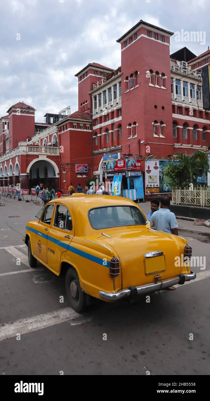 Taxi jaune devant le complexe de Purana, station Howrah, Kolkata, Bengale occidental, Inde. Banque D'Images