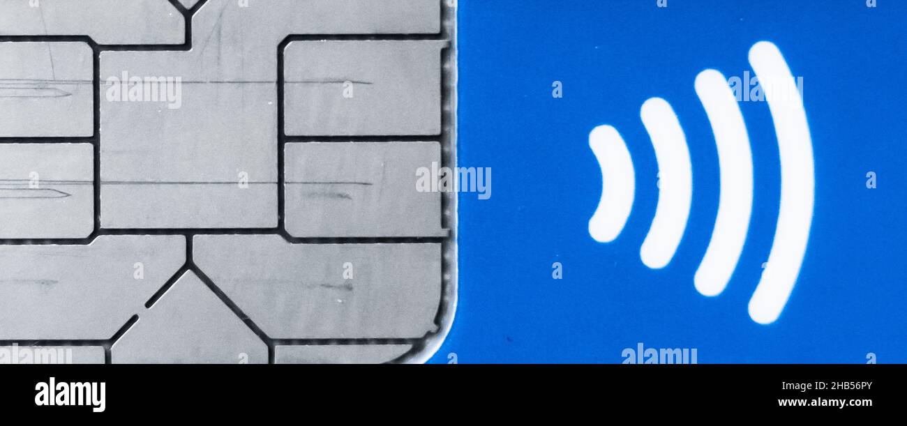 Rottweil, Allemagne.16th décembre 2021.Une puce et le symbole de paiement sans contact sont visibles sur une carte de crédit.Crédit : Silas Stein/dpa/Alay Live News Banque D'Images