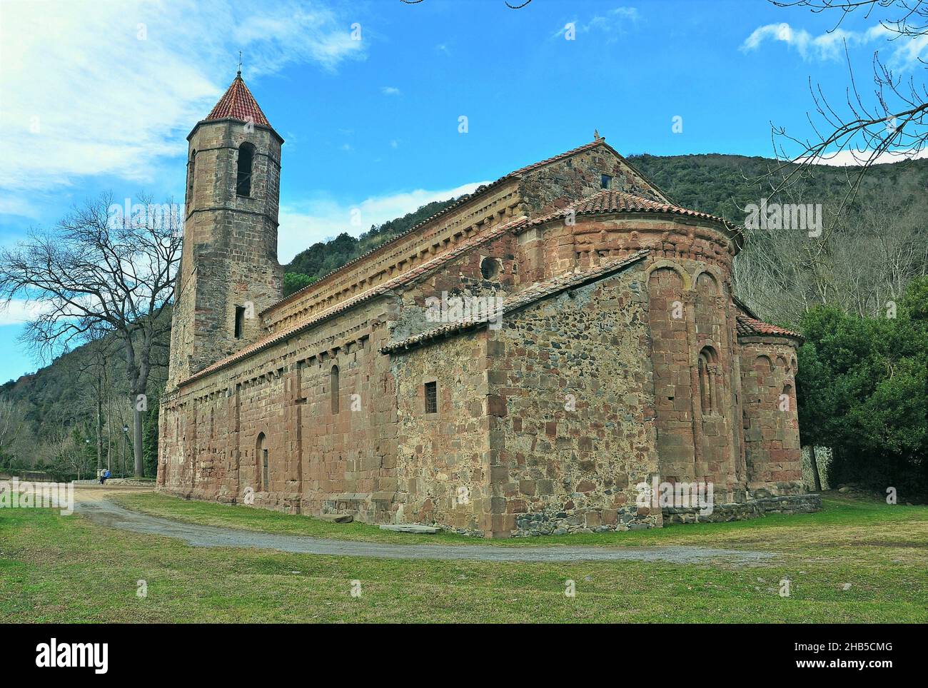Monastère roman de Sant Joan les Fonts dans la région de Garrotxa dans la province de Gerona, Catalogne, Espagne Banque D'Images