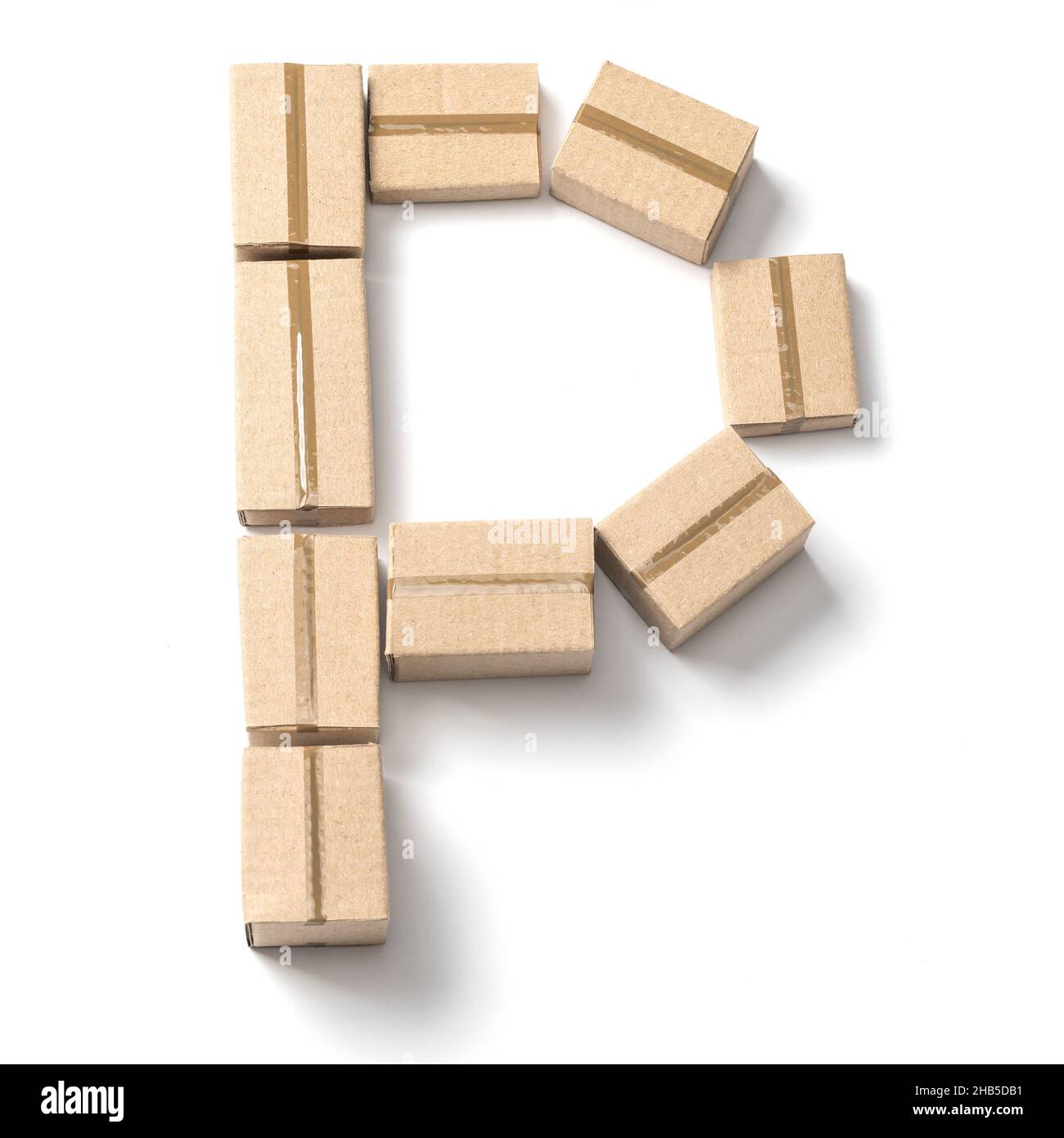 Lettre P. Alphabet des boîtes en carton pour livraison isolées sur fond blanc. Banque D'Images
