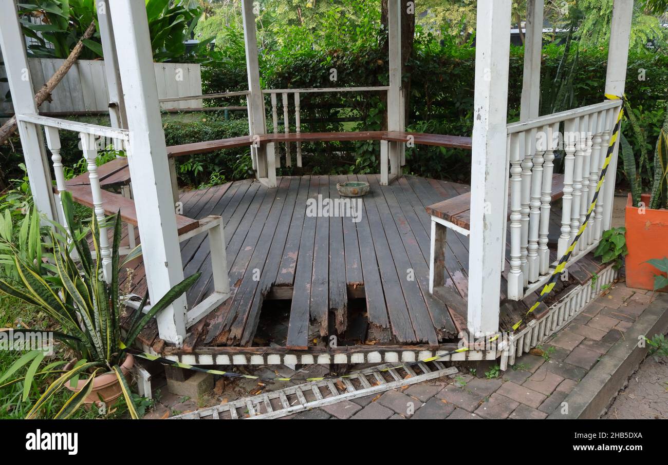 Plancher de planche brisé d'un pavillon endommagé dans le jardin, vue en grand angle Banque D'Images