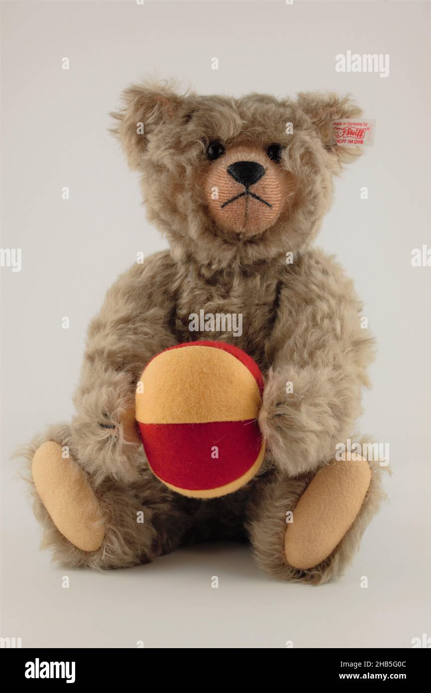 Steiff mohair teddy ours assis tenant une balle. Enfance souvenirs concept Banque D'Images