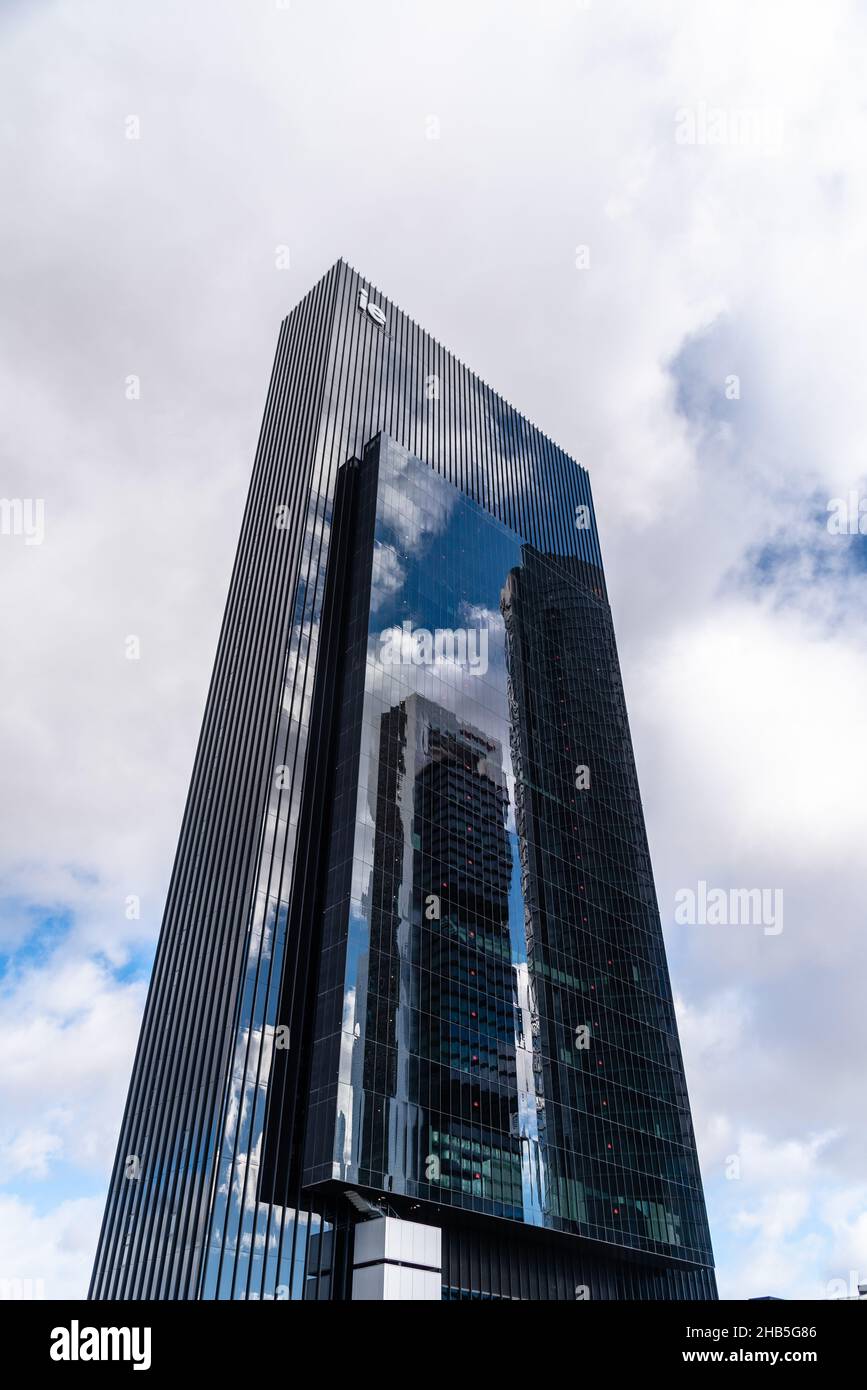 Madrid, Espagne - 5 décembre 2021 : gratte-ciel de l'université IE dans le quartier des affaires de Cuatro Torres.École de commerce privée.Tour Caleido.Gratte-ciels contre Banque D'Images