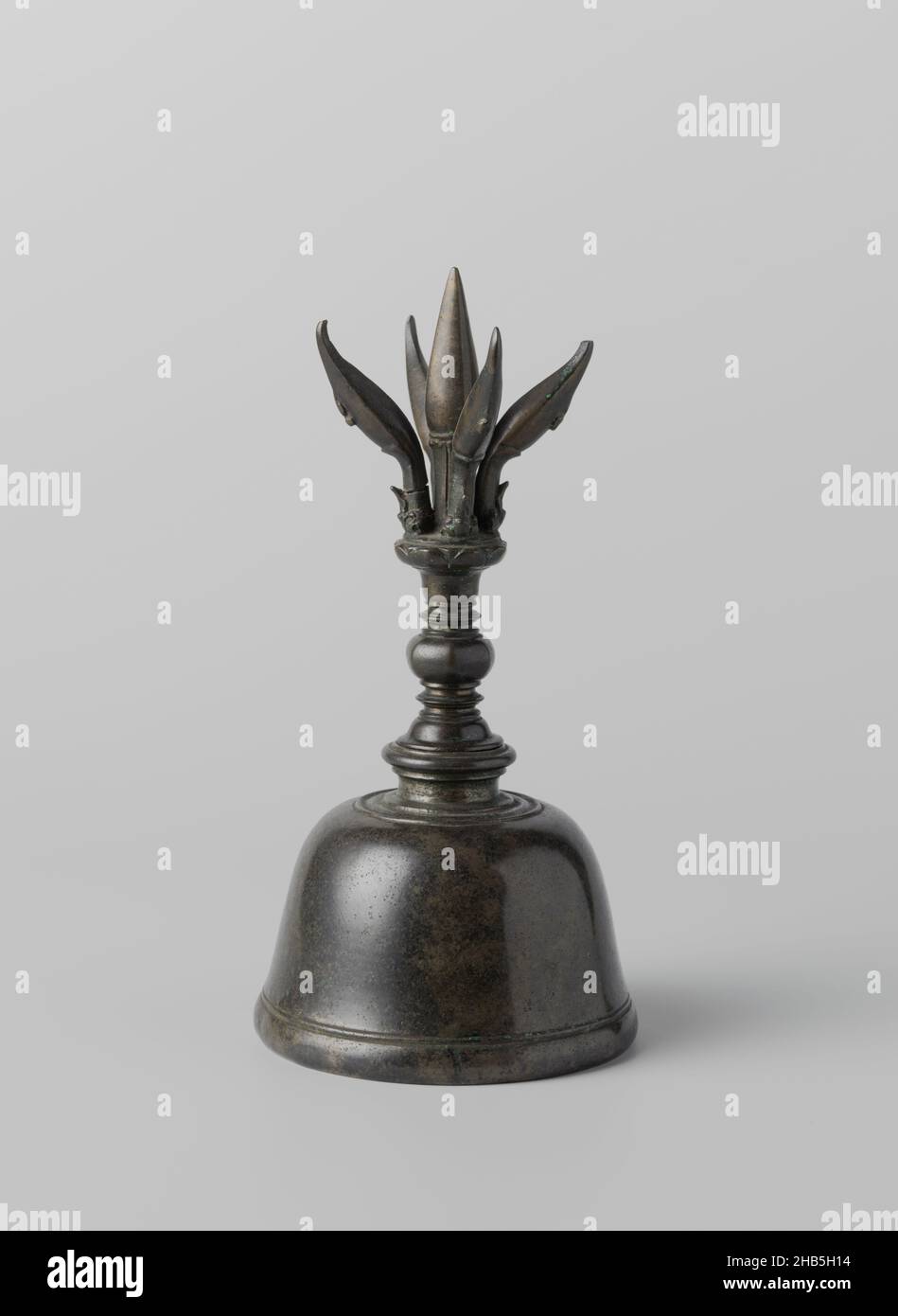 Ghanta, sculpture en bronze d'une cloche avec poignée articulée et le dessus formé d'un coussin de lotus sur lequel est un wajra à cinq pointes., brazier: Anonyme, Oost-Java, 900 - 1600, bronze (métal),hauteur 18,5 cm × diamètre 9,3 cm Banque D'Images