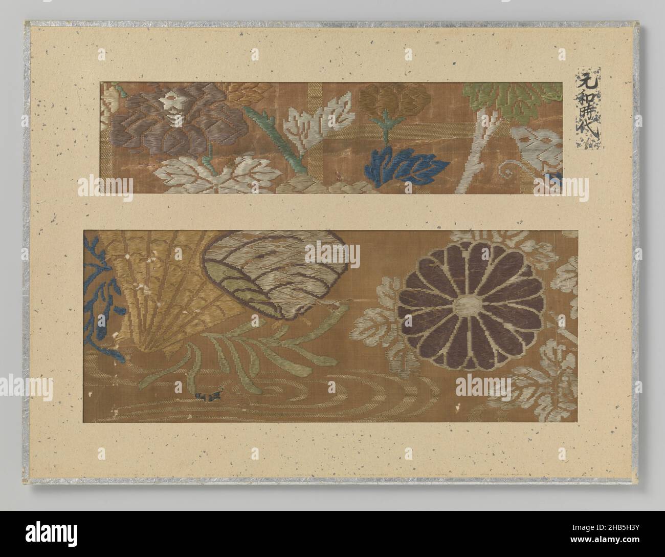 Deux fragments de textiles, fragments de textiles, deux, broderie de fleurs et de feuilles et kirikane., anonyme, Japon, 1615 - 1624, soie,hauteur 6 cm × largeur 25,7 cm × hauteur 10,5 cm × largeur 27,3 cm Banque D'Images