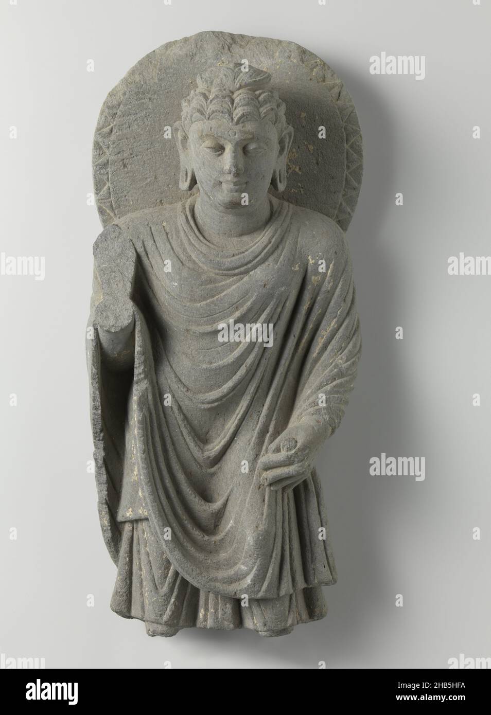 Image de Bouddha debout, image de Bouddha debout., anonyme, Gandhara, c.100 - c.300, ardoise (roche), hauteur 46,0 cm × hauteur 57,0 cm × largeur 20,7 cm × profondeur 12,1 cm × poids 11,5 kg Banque D'Images