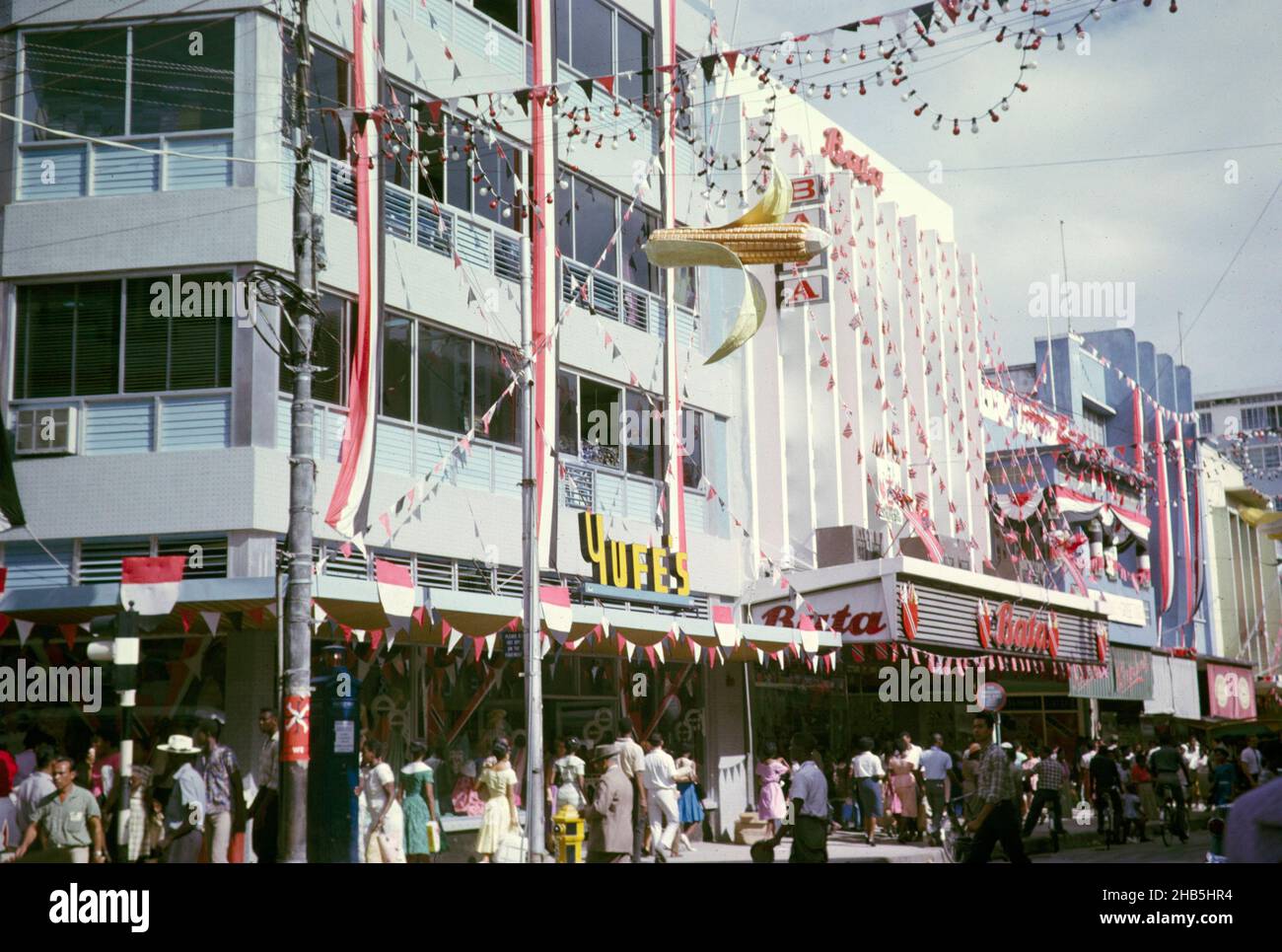 Boutiques décorées pour célébrer l'indépendance Yufe's et Bata, Frederick Street, Port of Spain, Trinidad, 1962 Banque D'Images