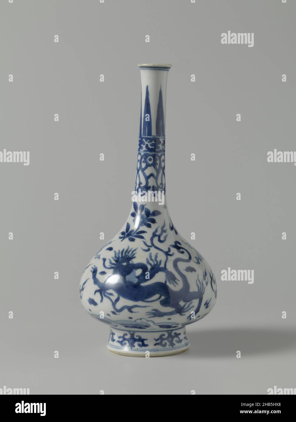 Vase, vase en bouteille avec deux monstres de lions au-dessus des vagues parmi les flammes et les nuages, vase en bouteille de porcelaine avec corps imprimé en forme de poire, haut, pied écartant et long, col étroit.Peint en bleu sous-brillant.Sur le ventre deux fois un monstre ou éventuellement un lion héraldique au-dessus des vagues et entre les nuages et les flammes.Autour du pied une bande avec des tendrils de lotus; sur l'épaule des branches florales.Le cou est composé de deux bandes décoratives et l'autre de motifs en relief et en forme de feuilles pointues.Sur le dessous d'une fleur.Bleu et blanc., anonyme, Chine, c.1700, porcelaine, glaçure, peinture, vitrification,hauteur 25,6 cm, diamètre Banque D'Images