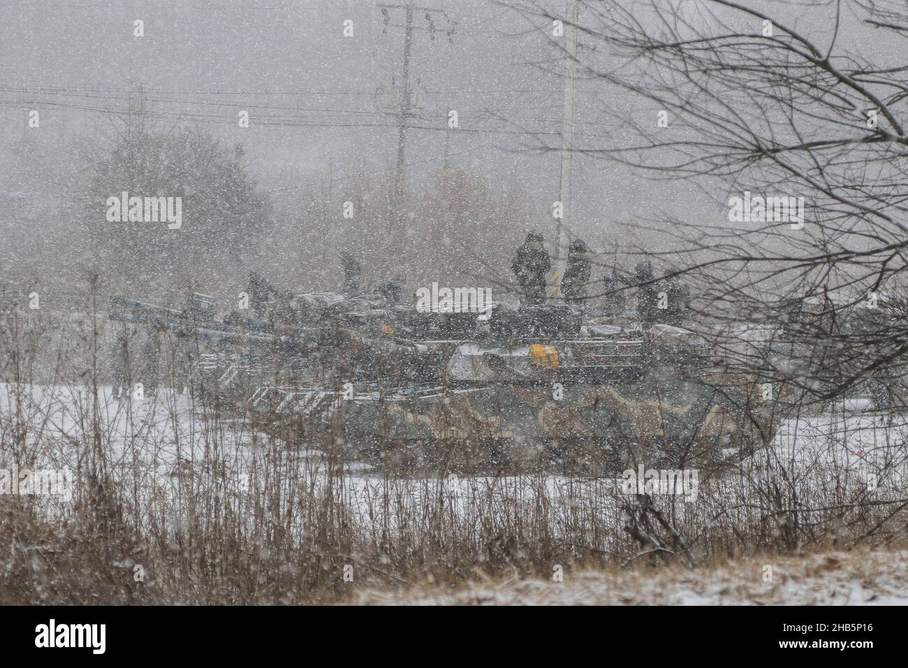 Déc 10, 2021-Paju, Corée du Sud-Corée des chars militaires sud-coréens en attente pour des tirs dans un champ de livefire nearant près de DMZ à Paju, Corée du Sud, dans cette photo est la date du 16 février 2016.Le ministre de l'unification de la Corée du Sud a déclaré jeudi que la déclaration de mettre fin officiellement à la guerre de Corée de 1950-53, si elle était publiée, pourrait être un « point tournant » pour ouvrir une nouvelle phase de paix et a exhorté la Corée du Nord à accepter son offre de dialogue. Banque D'Images