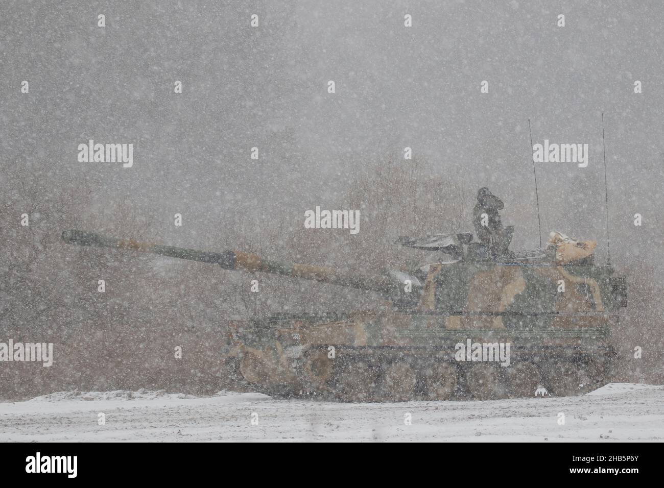 Déc 10, 2021-Paju, Corée du Sud-Corée des chars militaires sud-coréens en attente pour des tirs dans un champ de livefire nearant près de DMZ à Paju, Corée du Sud, dans cette photo est la date du 16 février 2016.Le ministre de l'unification de la Corée du Sud a déclaré jeudi que la déclaration de mettre fin officiellement à la guerre de Corée de 1950-53, si elle était publiée, pourrait être un « point tournant » pour ouvrir une nouvelle phase de paix et a exhorté la Corée du Nord à accepter son offre de dialogue. Banque D'Images