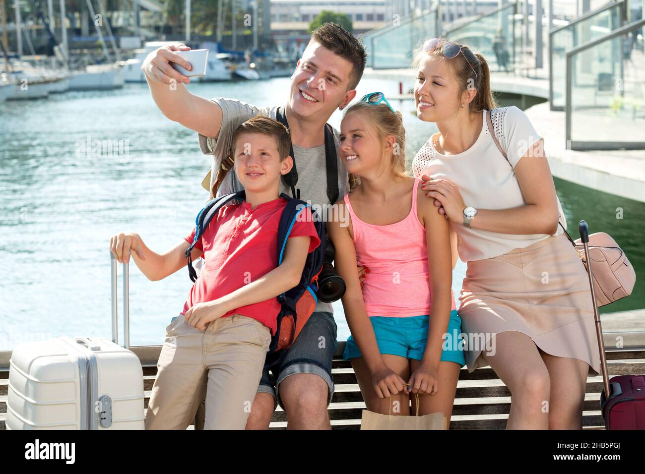 Famille de quatre touristes se détendant sur la rive Banque D'Images
