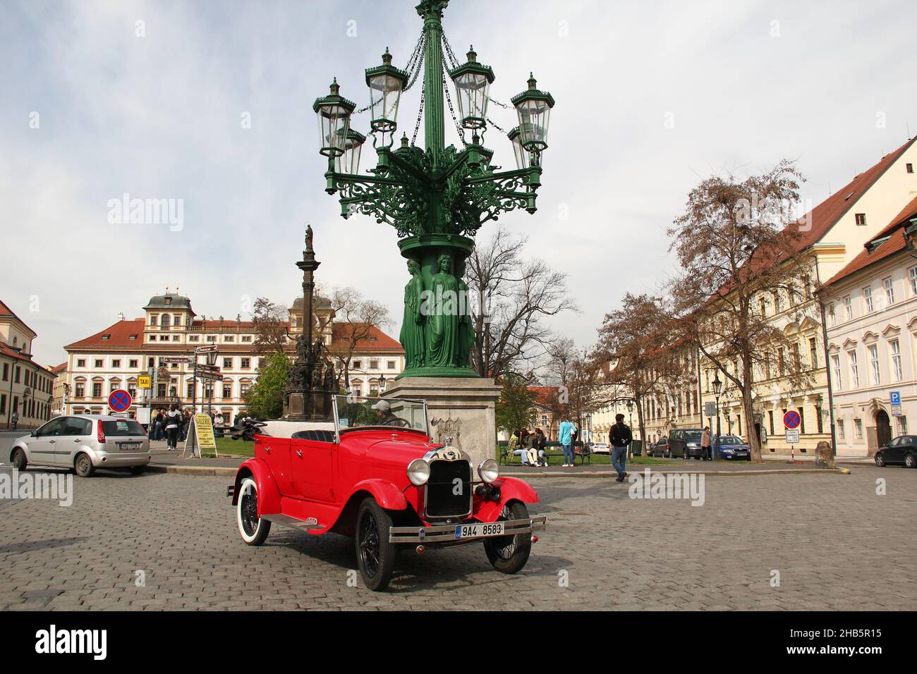 PRAGUE, TCHÈQUE - 24 AVRIL 2012 : il s'agit d'une voiture rétro Ford A sur la place Hradcany qui attend les passagers. Banque D'Images