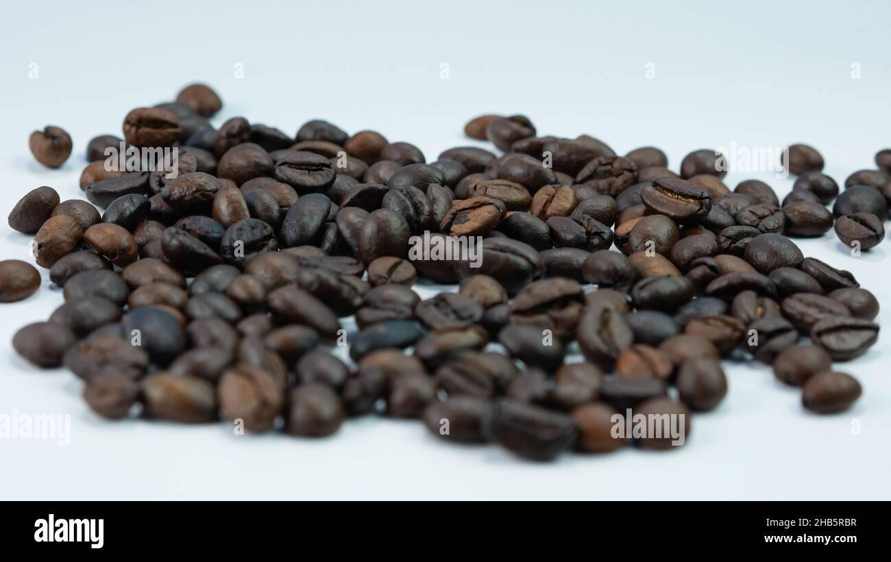 grains de café torréfiés isolés sur fond blanc Banque D'Images