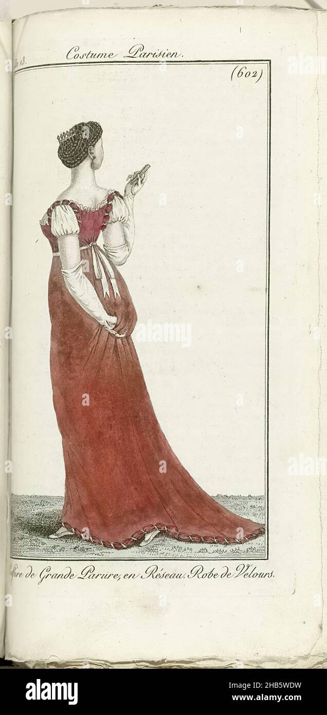 Journal des Dames et des modes, Costume parisien, 1805, an 13 (602) coiffure de Grande Parure..., femme vue de derrière, dans une robe de velours rouge à encolure basse, manches bouffantes blanches, ruban blanc attaché autour de la taille haute et un petit train.Coiffure en grande Parure, avec filet à cheveux.Gants longs blancs ; petit ventilateur pliable dans la main droite.L'imprimé fait partie du magazine de mode Journal des Dames et des modes, publié par Pierre de la Mésangère, Paris, 1797-1839., Imprimeur: Anonyme, éditeur: Pierre de la Mésangère, 1805, papier, gravure, hauteur 181 mm × largeur 112 mm Banque D'Images