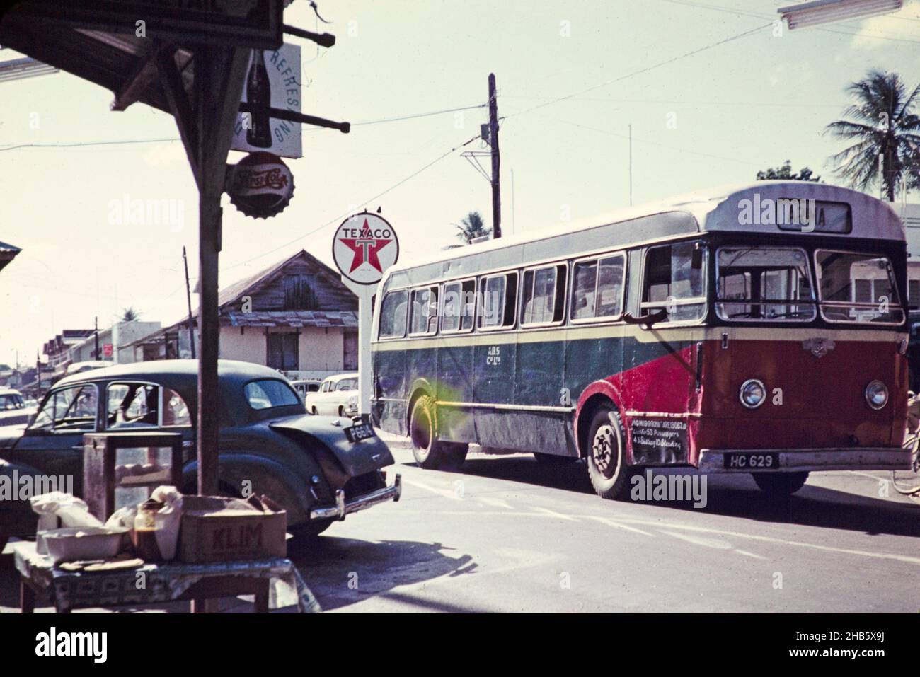 Bus à impériale unique à la croisée des chemins dans le village d'Arima, Trinidad c 1962 Banque D'Images Bus à impériale unique à la croisée des chemins dans le village d'Arima, Trinidad c 1962 Banque D'Images